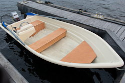 Пластиковая лодка Легант - 427 с консолью